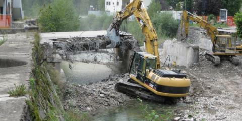 Demolizione di un ponte a Paluzza 